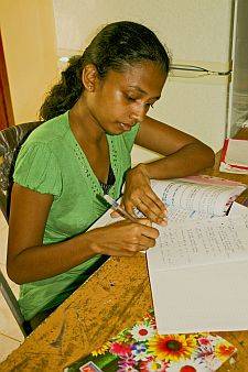 Vertreter der Schuelerfirma AJANTHA besuchen das Chathura-Kinderheim in Sri Lanka 