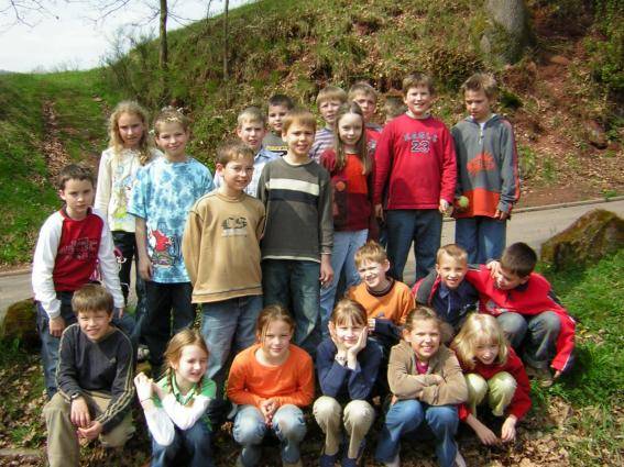 die Schueler der Klassen 3a und 4a der Felsland-Grundschule Bruchweiler-Baerenbach im Jahr 2005