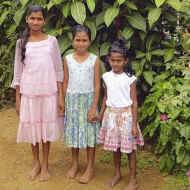Nisansala mit ihren beiden groessern Schwestern im Chathura-Kinderheim in Sri Lanka 