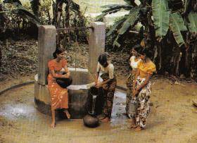 Frauen an einem Dorfbrunnen in Sri Lanka 