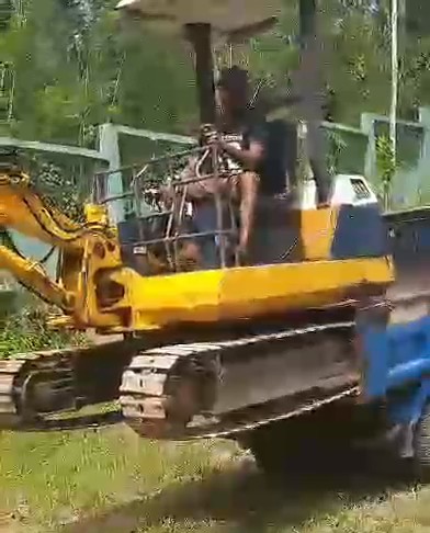 wie kommt der Bagger vom LKW? 
