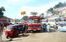 an einem Busbahnhof in Sri Lanka 