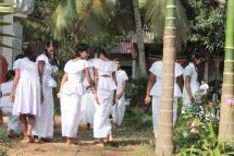 Mädchen gehen zur Tempelschule