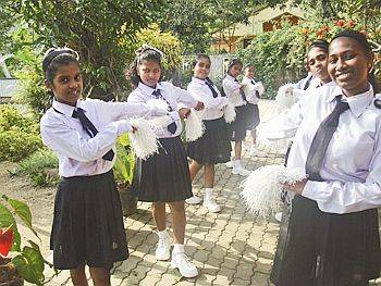 die Maedchen vom Chathura-Kinderheim als Cheerleader bei einem Sportfest in Galle