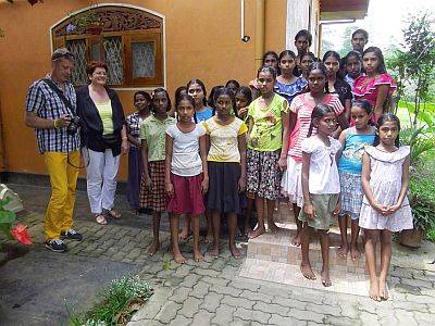 Familie Seliger aus Schwarzach zu Besuch im Chathura-Kinderheim 