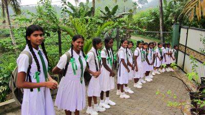 die Maedchen im Chathura-Kinderheim in Sri Lanka  gehen zur Schule