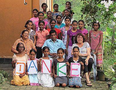 die Maedchen vom Chathura-Kinderheim bedanken sich fuer Ihre Unterstuetzung