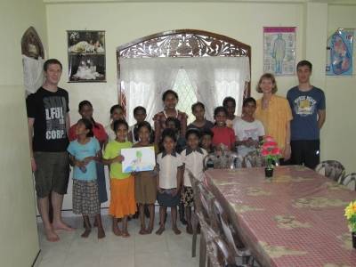 Vertreter der Schuelerfirma AJANTHA der Realschule Donaueschingen haben das Chathura-Kinderheim in Sri Lanka besucht