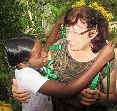 Anneliese Woll im Chathura-Kinderheim in Sri Lanka