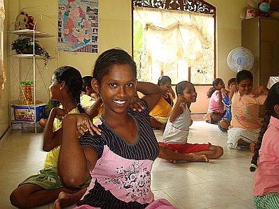 Yoga-Uebungen mit Lisa Hauter im Chathura-Kinderheim in Sri Lanka