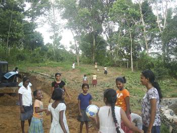 ein neuer Spielplatz fuer das Chathura-Kinderheim bei Galle in Sri Lanka entsteht